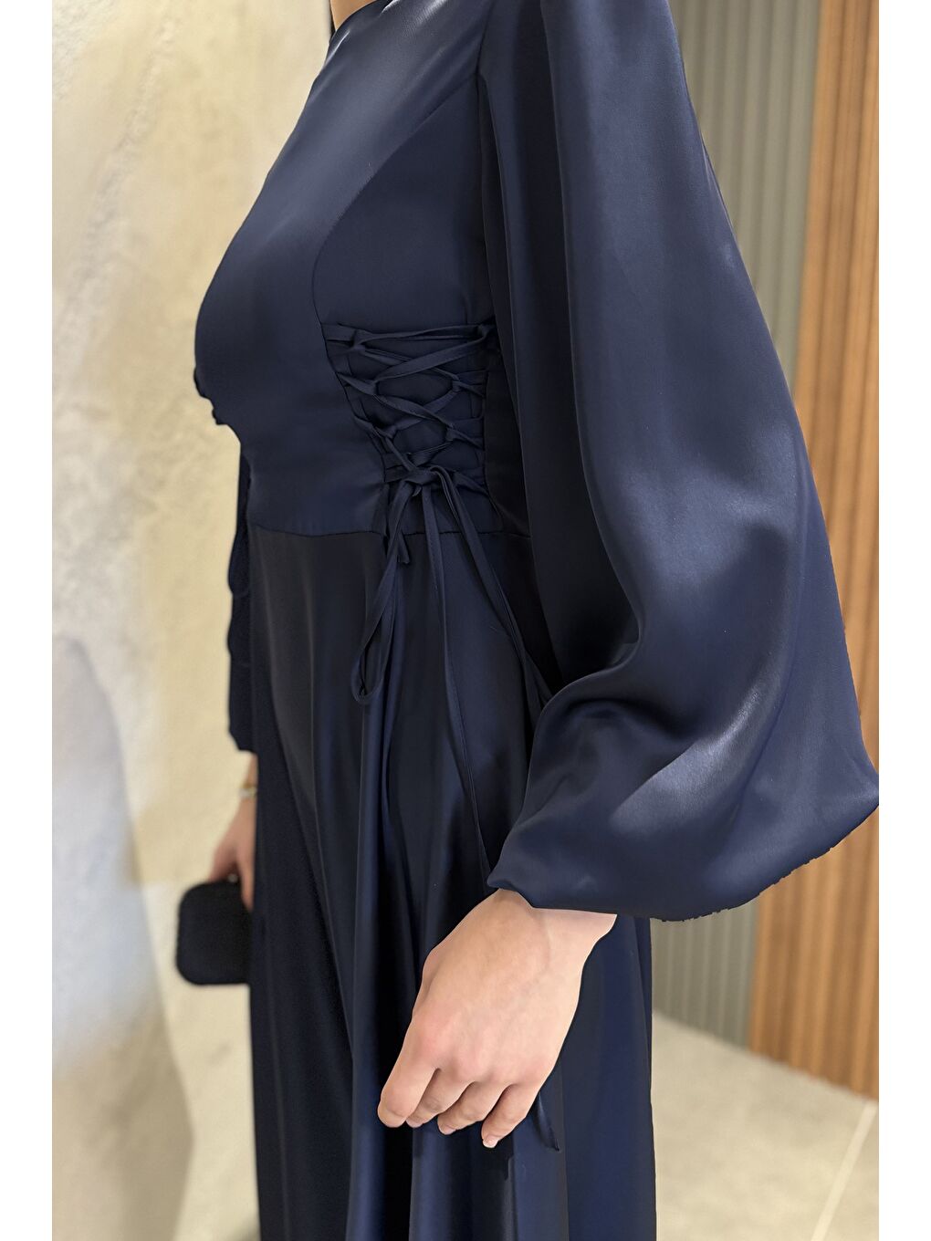 Lacivert Yan Bağcık Detaylı Tesettür Saten Abiye Elbise-4