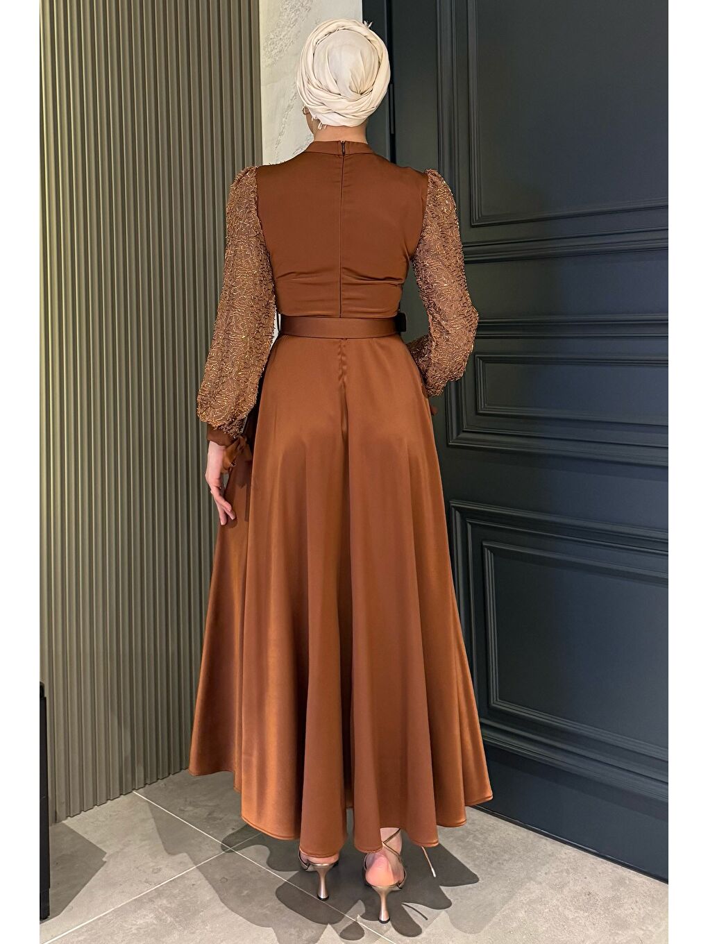 Kahverengi Taş İşlemeli Kemerli Tesettür Saten Abiye Elbise-7