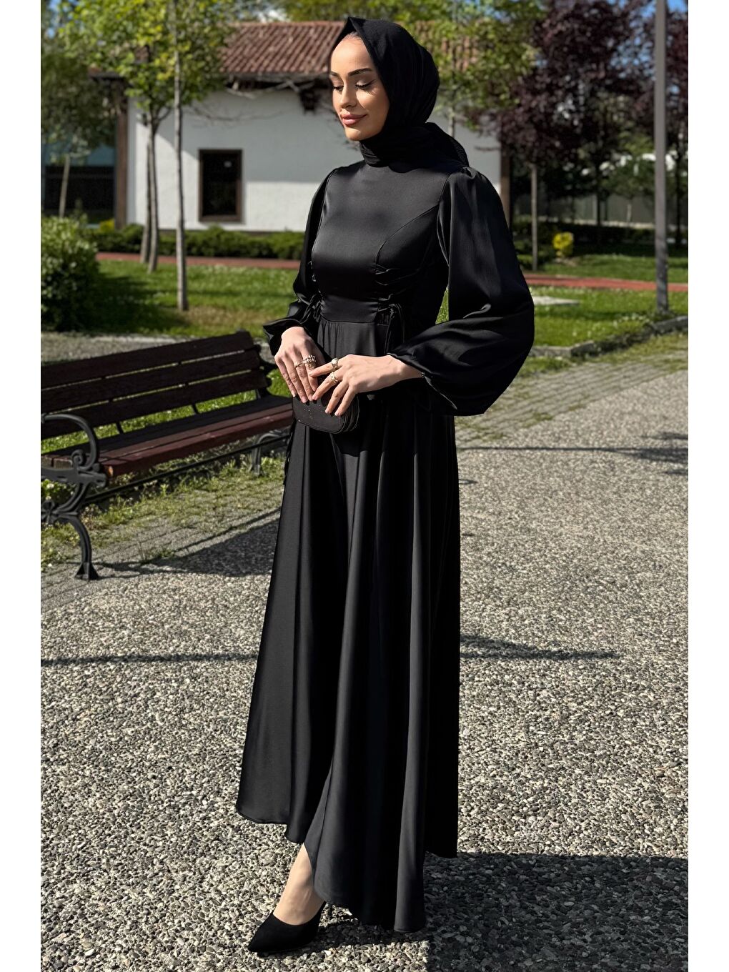Siyah Yan Bağcık Detaylı Tesettür Saten Abiye Elbise