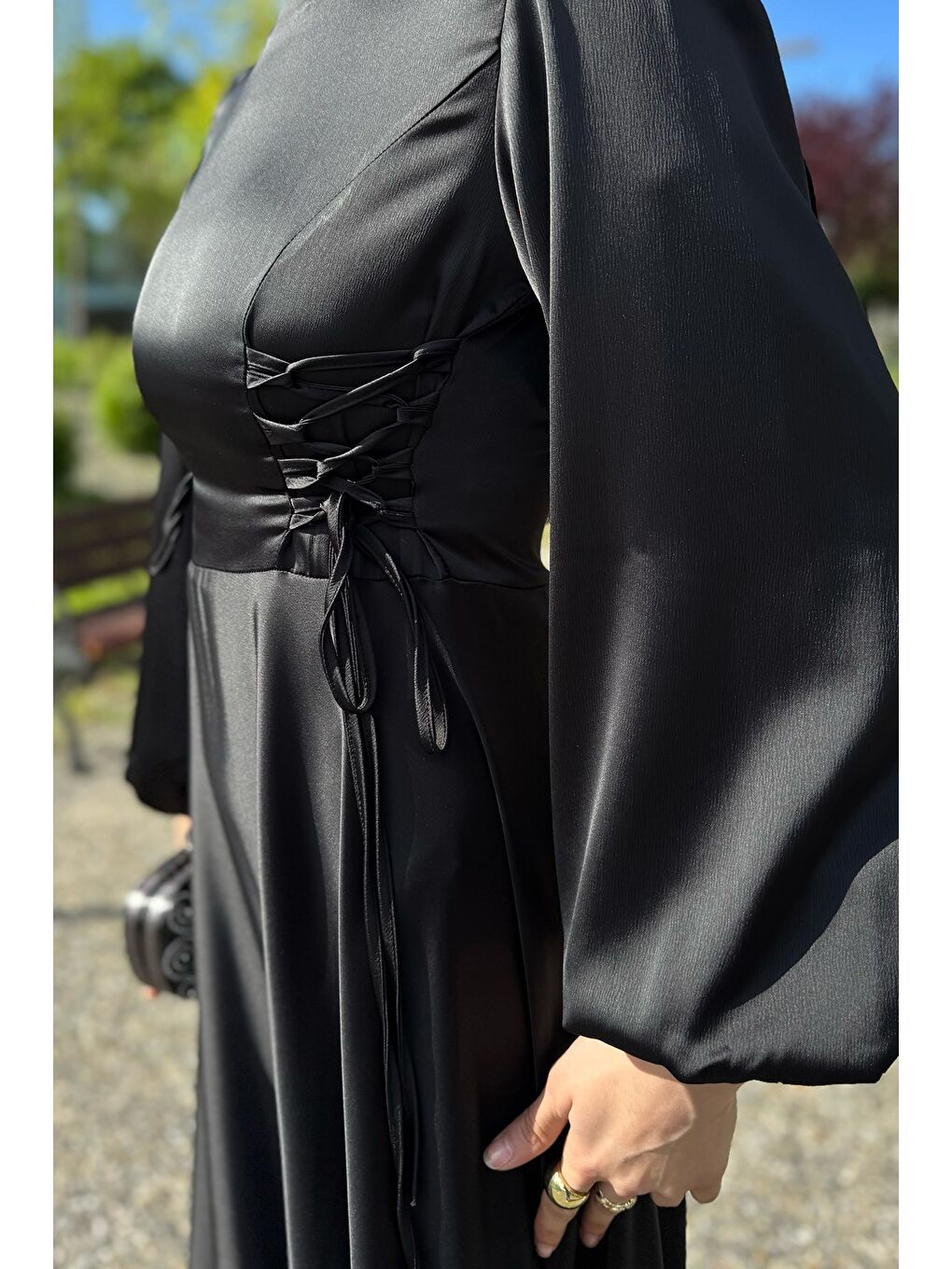 Siyah Yan Bağcık Detaylı Tesettür Saten Abiye Elbise-2