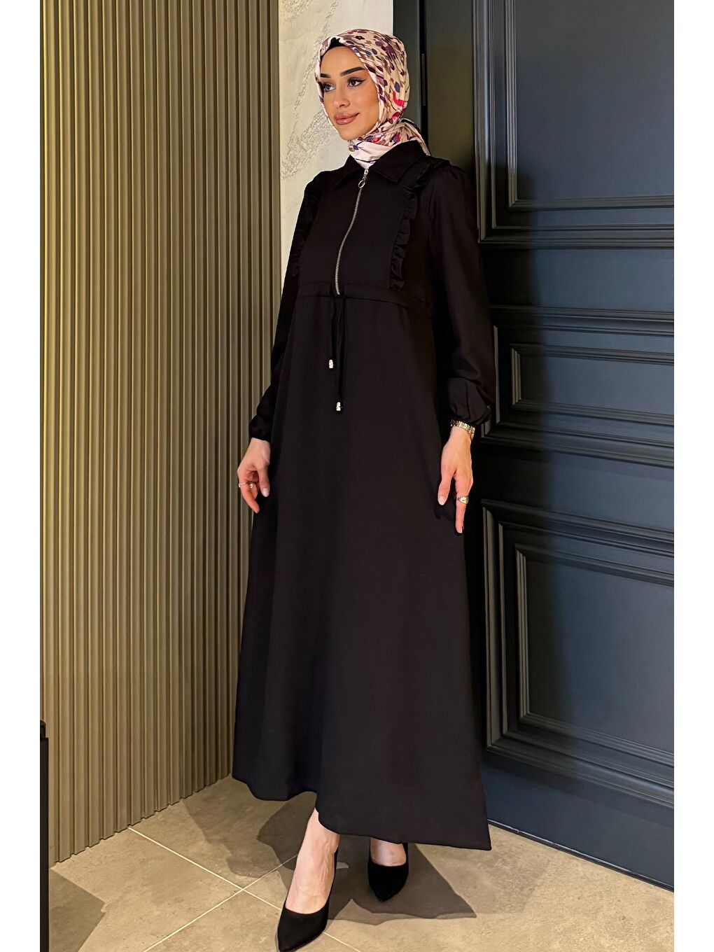 Siyah Ön Fırfır Ve Fermuar Detaylı Bel Bağlamalı Tesettür Elbise-1