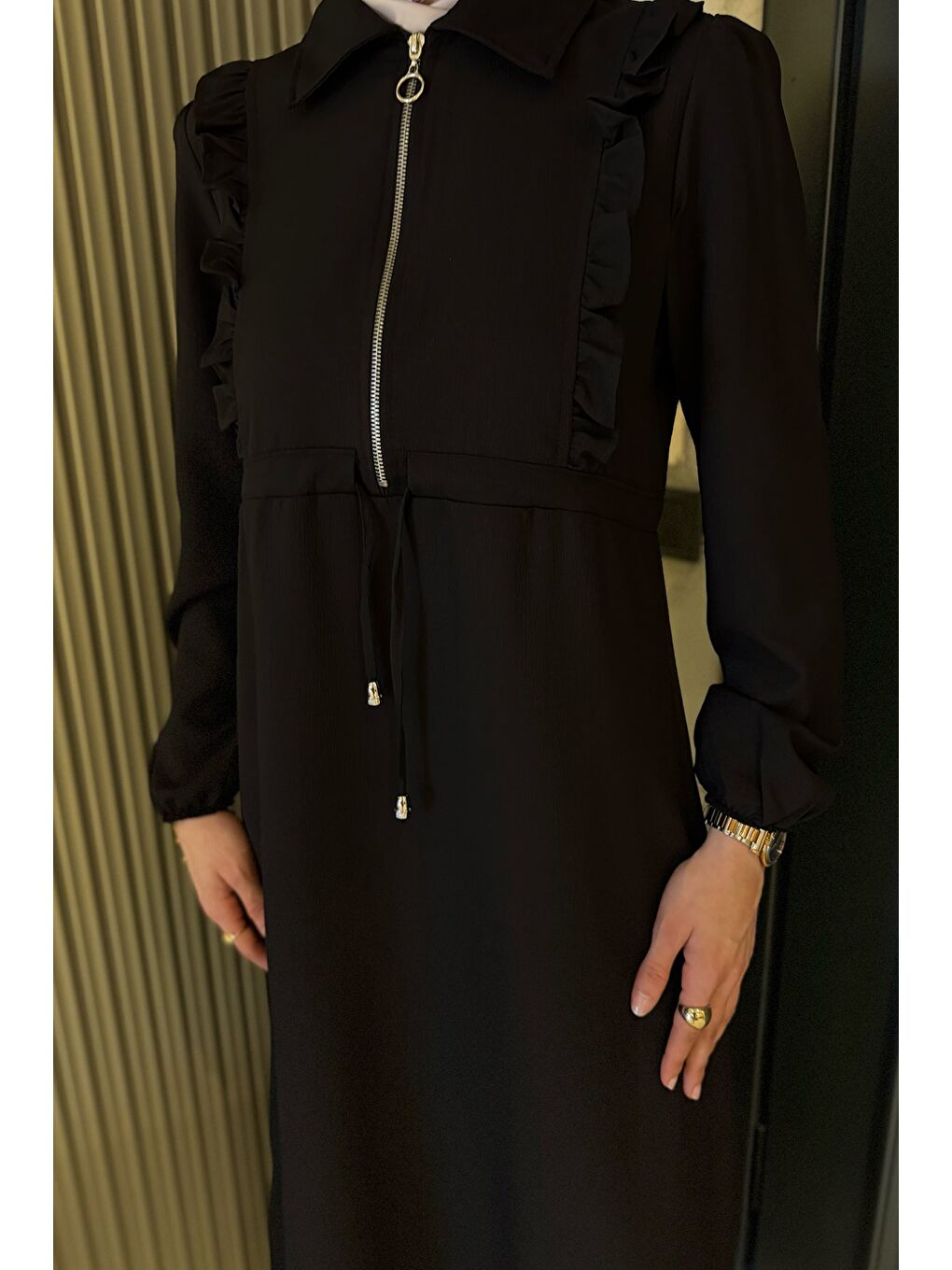 Siyah Ön Fırfır Ve Fermuar Detaylı Bel Bağlamalı Tesettür Elbise-3