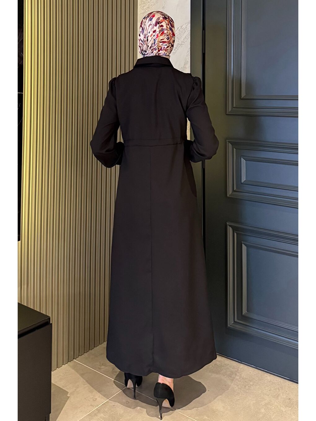 Siyah Ön Fırfır Ve Fermuar Detaylı Bel Bağlamalı Tesettür Elbise-4