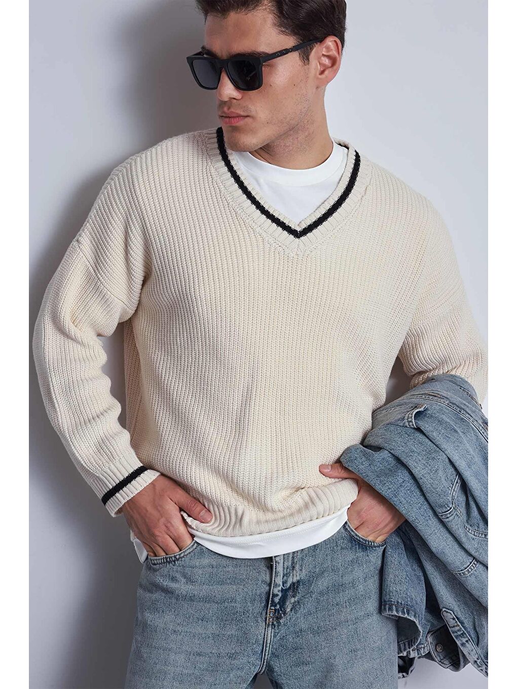 Erkek V Yaka Oversize Kontrast Detaylı Kazak Bej-4