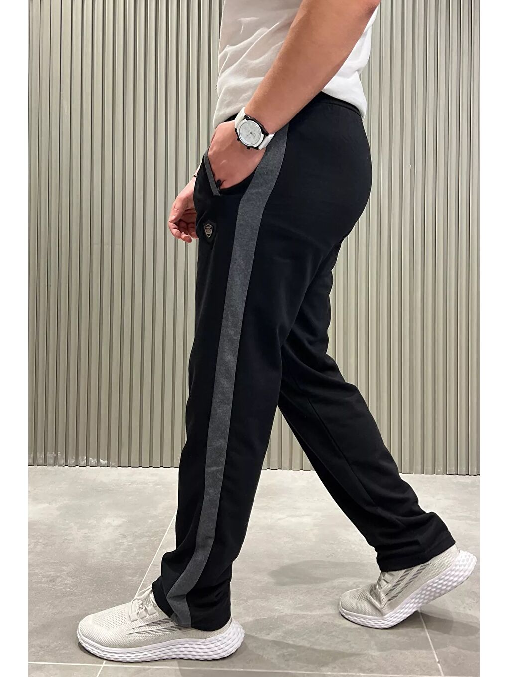 Siyah Yan Şeritli Düz Paça Erkek Eşofman Altı-1