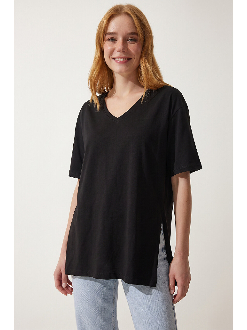 Siyah V Yaka Yırtmaçlı Viskon T-shirt SİYAH LRN0039