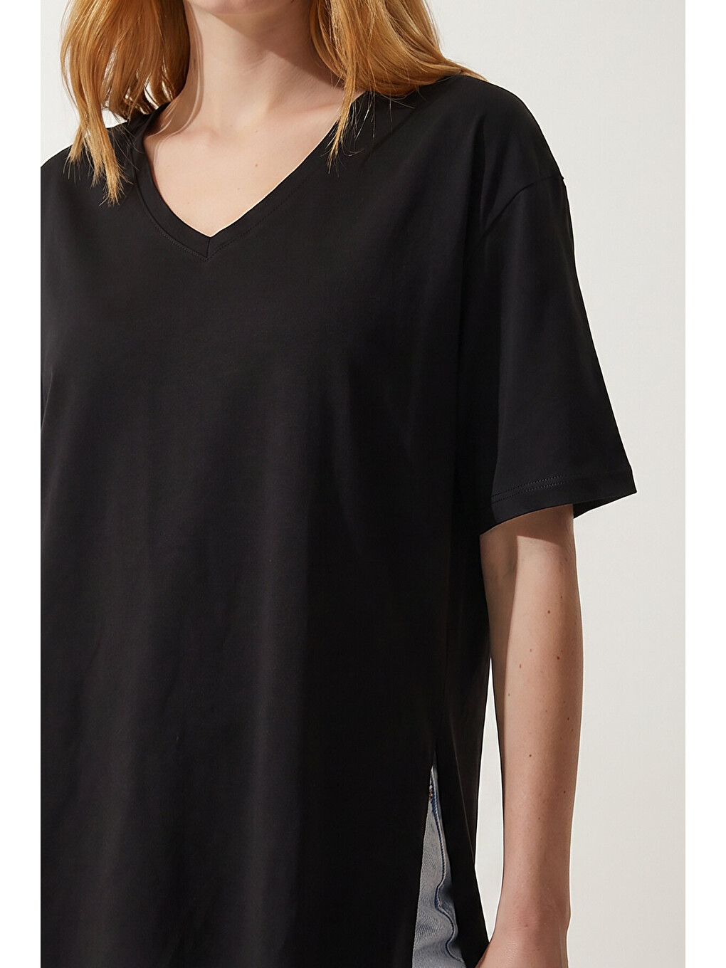 Siyah V Yaka Yırtmaçlı Viskon T-shirt SİYAH LRN0039-1