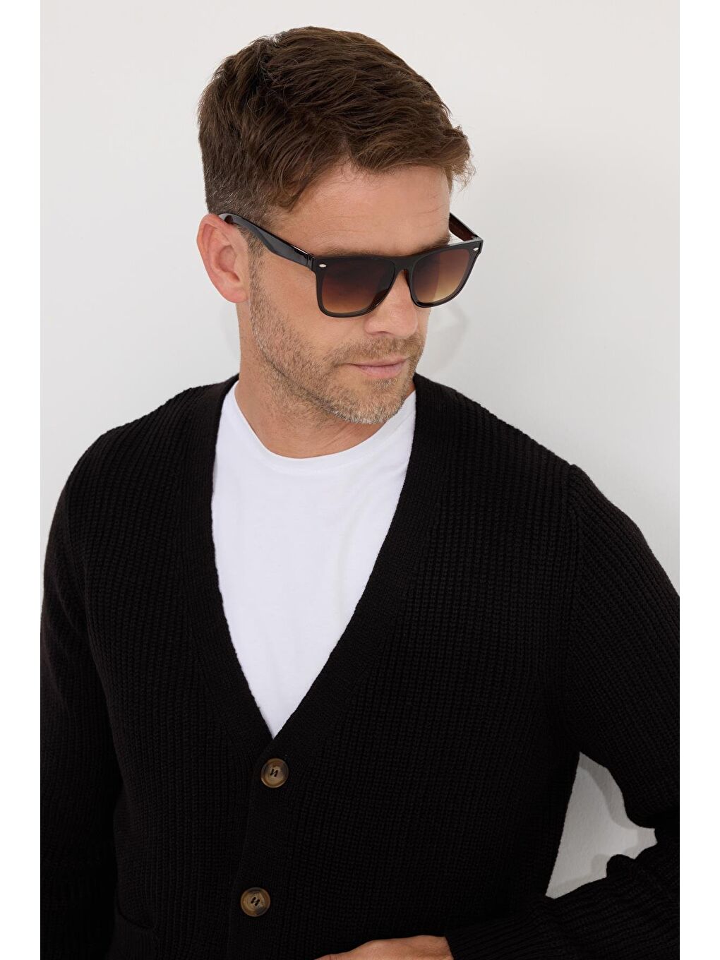 Erkek Standart Fit Normal Kesim V Yaka Düğmeli Siyah Hırka-1