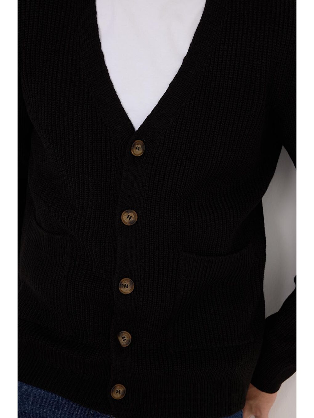 Erkek Standart Fit Normal Kesim V Yaka Düğmeli Siyah Hırka-2