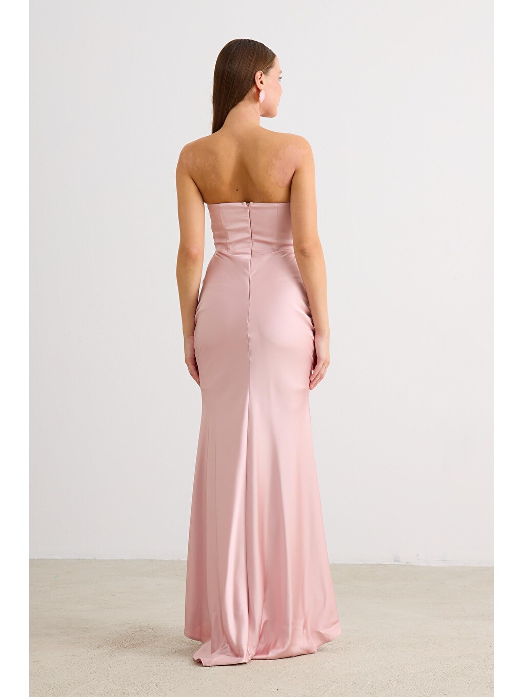 Pembe Pudra Straplez Uzun Saten Abiye Elbise-4