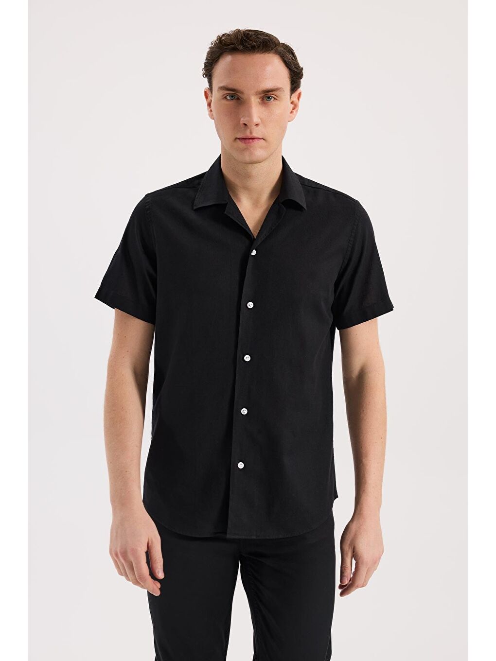 Siyah Comfort Fit Klasik Yaka Kısa Kol Gömlek