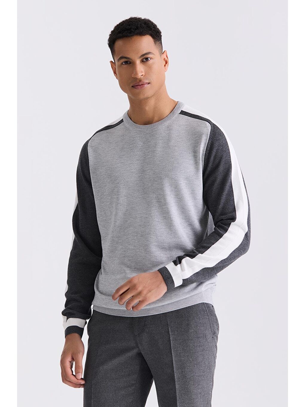 Gri Slim Fit Şerit Detaylı Bisiklet Yaka Triko Kazak