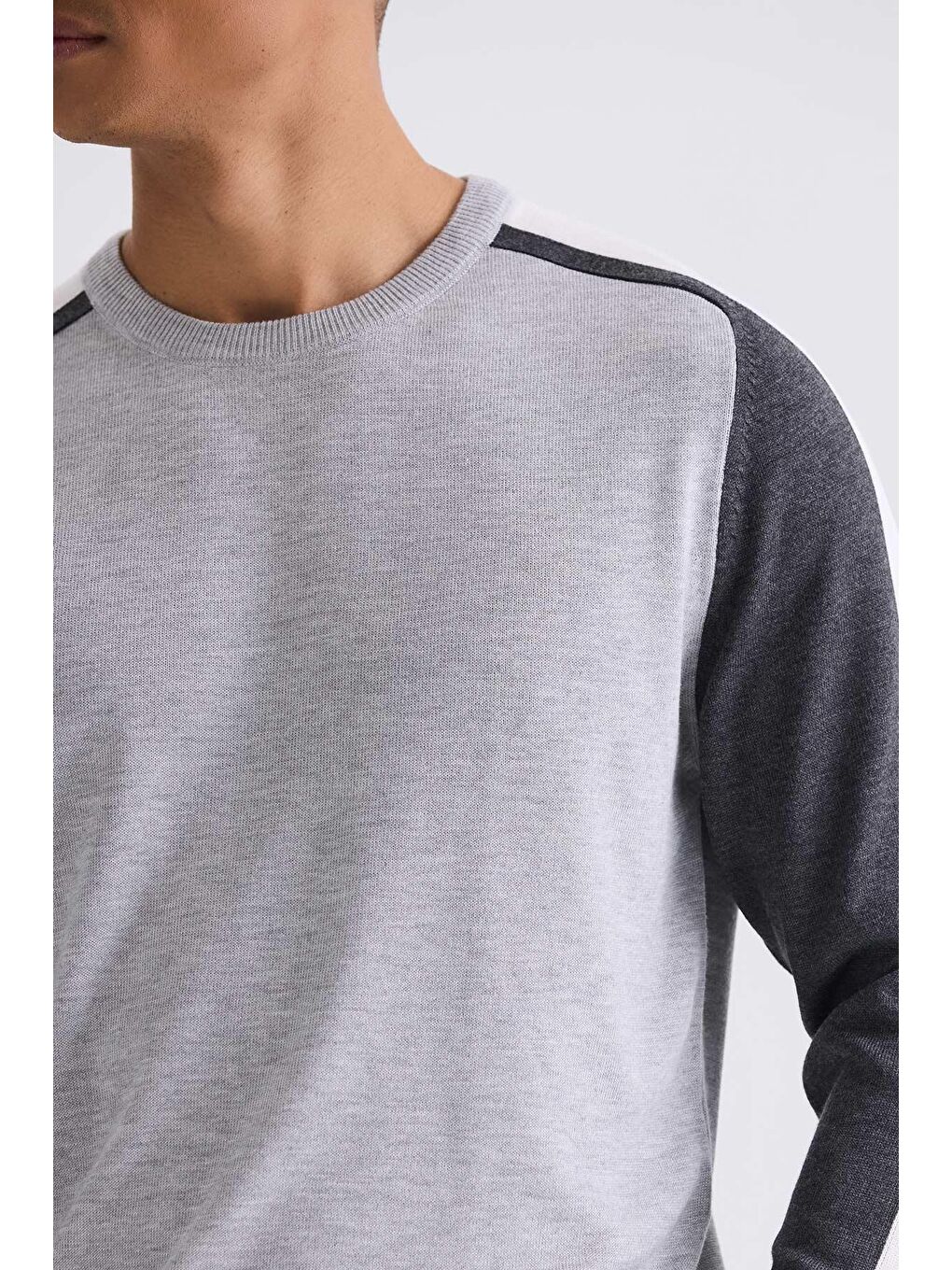 Gri Slim Fit Şerit Detaylı Bisiklet Yaka Triko Kazak-2