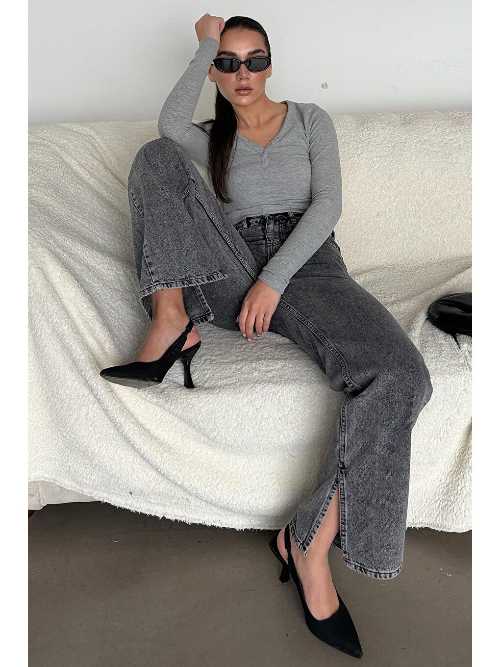 Siyah Yüksek Bel Paçası Yırtmaçlı Kadın Jean Mg1384-2