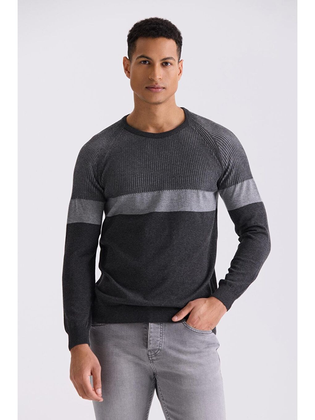 Antrasit Slim Fit Bisiklet Yaka Çizgi Desenli Triko Kazak