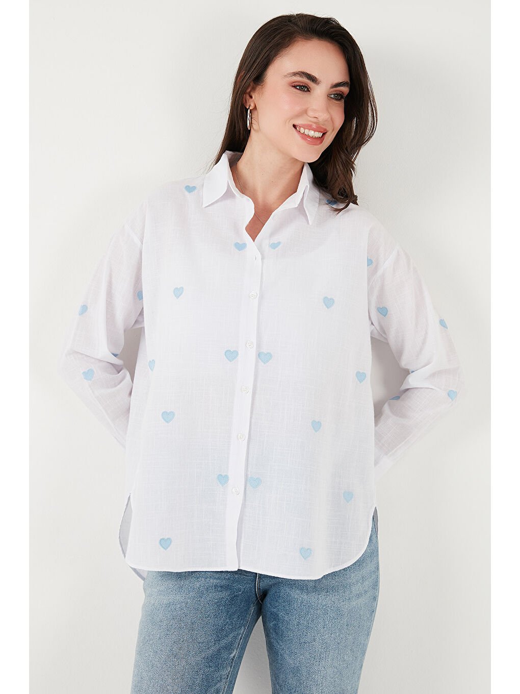 Beyaz Pamuk ve Keten Karışımlı Regular Fit Kalp Baskılı Gömlek 6779932-4