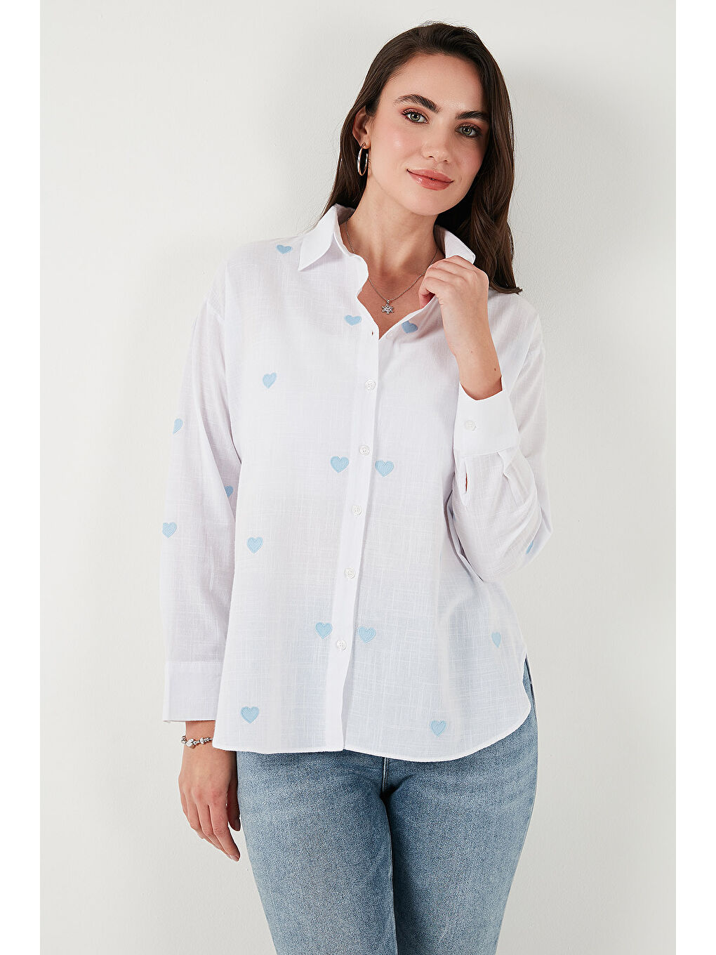 Beyaz Pamuk ve Keten Karışımlı Regular Fit Kalp Baskılı Gömlek 6779932-5