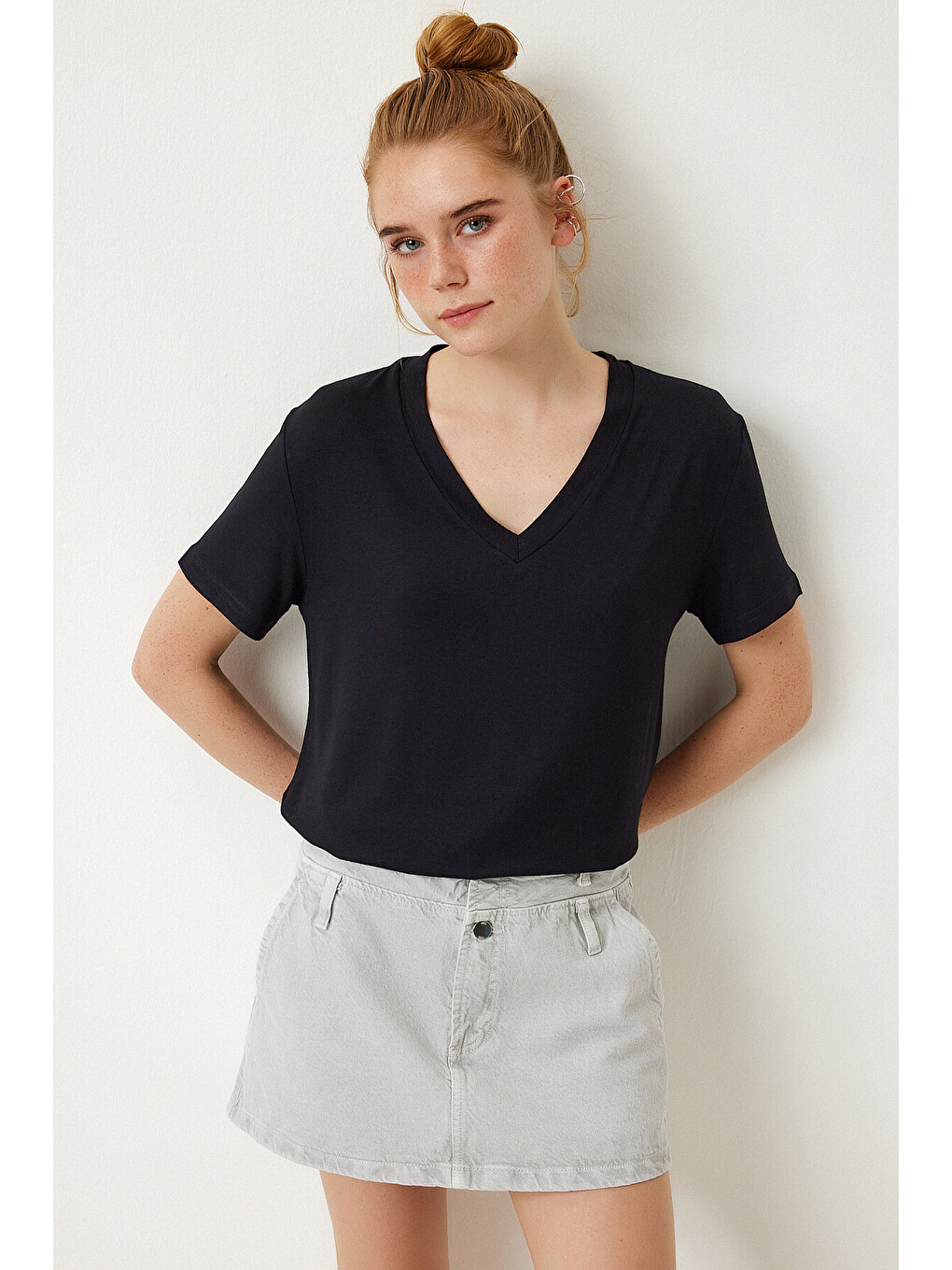 Siyah V Yaka Basic Viskon T-shirt SİYAH LEN0001-1