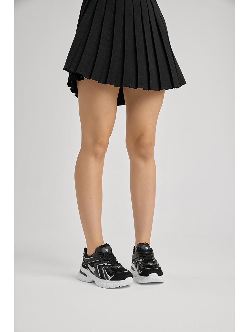 Kadın Siyah Beyaz Kalın Hafif Faylon Taban File Detaylı Bağcıklı Spor Ayakkabı-1