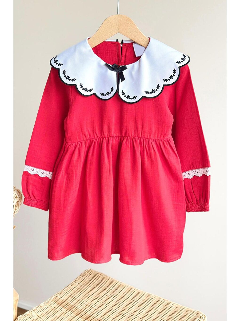 Kız Çocuk Kırmızı Pamuklu Bebe Yaka Nakış Ve Dantel Detaylı Müslin Elbise-1
