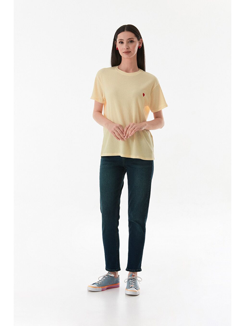 Sarı Kalp Nakışlı Bürümcük Kumaş Tişört-1