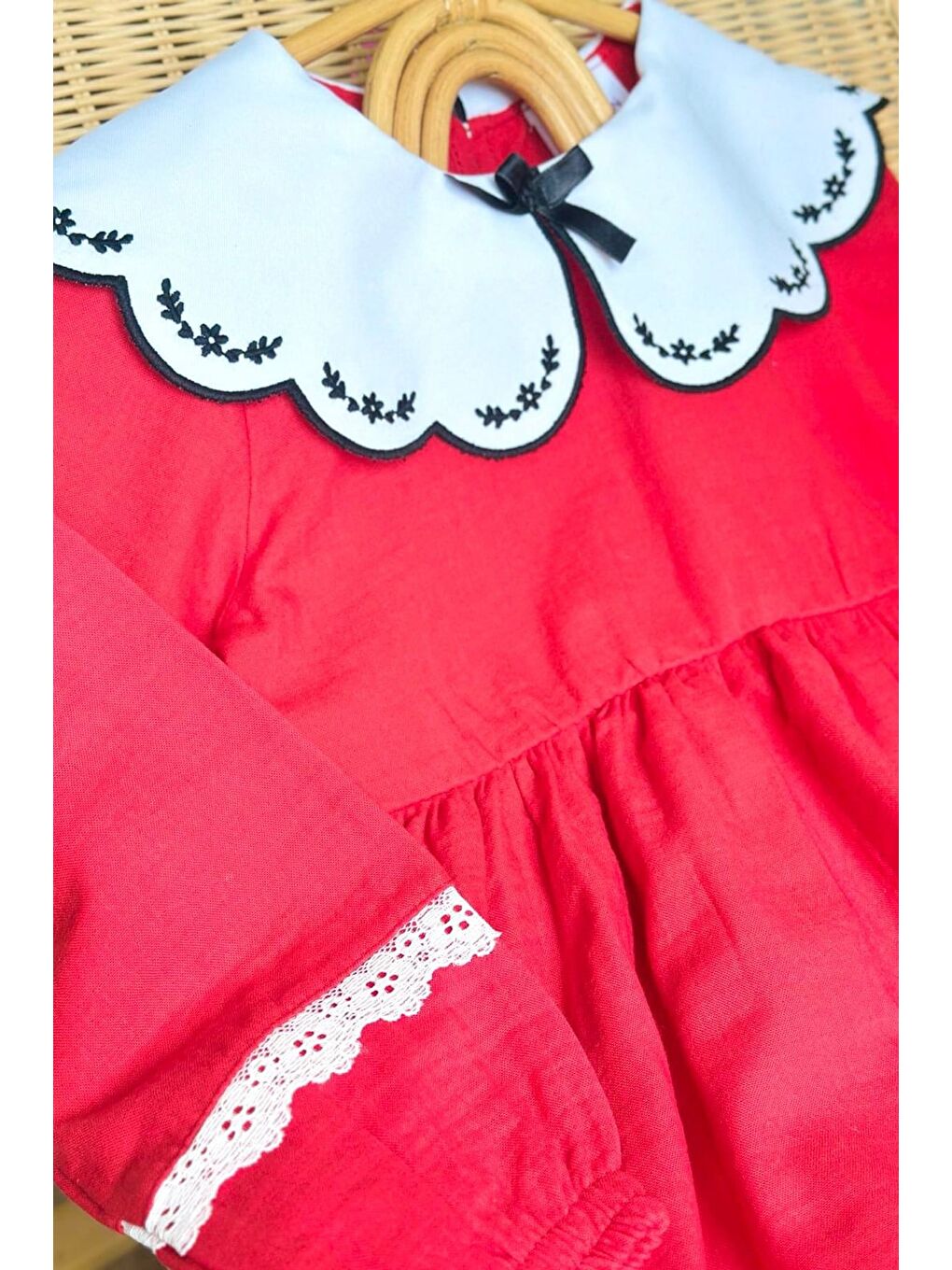 Kız Çocuk Kırmızı Pamuklu Bebe Yaka Nakış Ve Dantel Detaylı Müslin Elbise-2
