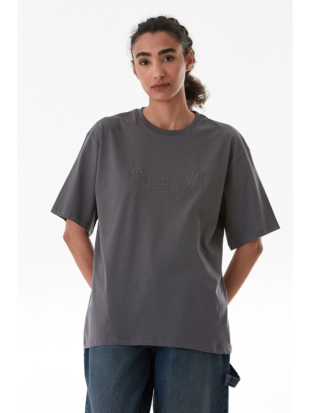 Antrasit Yazı Ve Kurdele Nakışlı Oversize Tişört