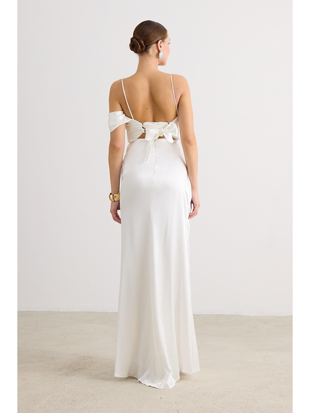 Beyaz Askılı Yırtmaçlı Saten Nikah Elbisesi-5
