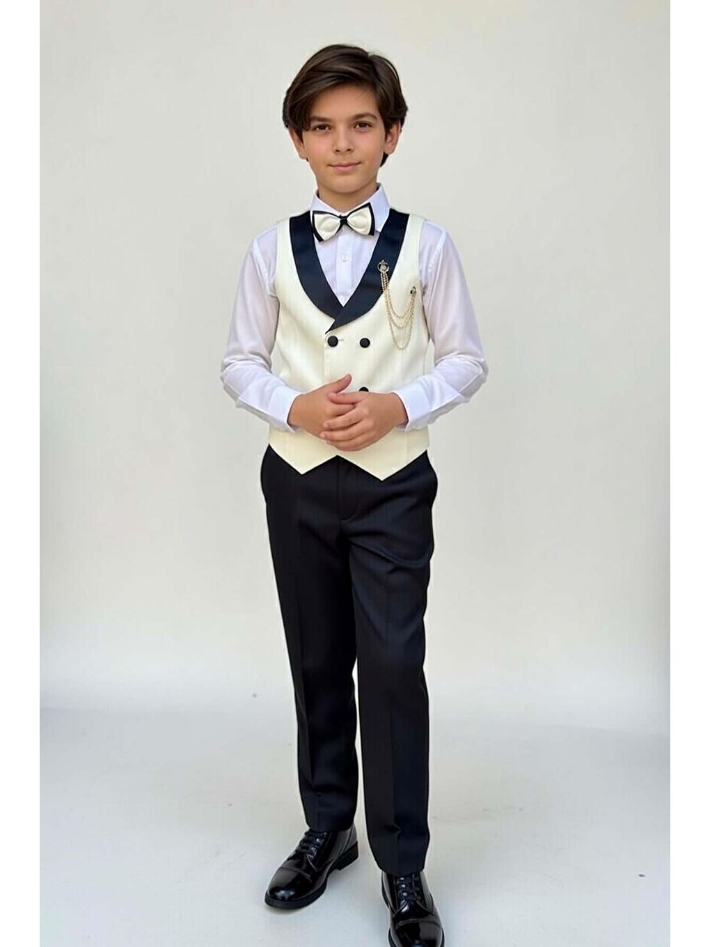 Erkek Çocuk Şerit Yaka ve Cep Detaylı Beyaz Cepken Gabardin Gömlek Papyonlu Takım Elbise-1