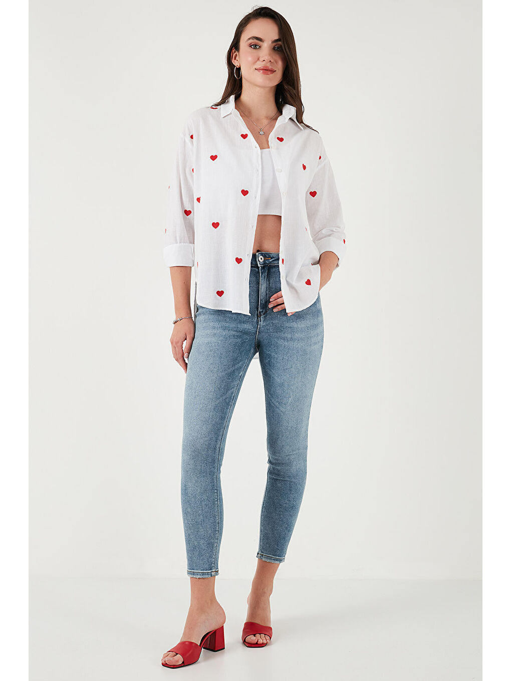 Beyaz Pamuk ve Keten Karışımlı Regular Fit Kalp Baskılı Gömlek 6779932-1