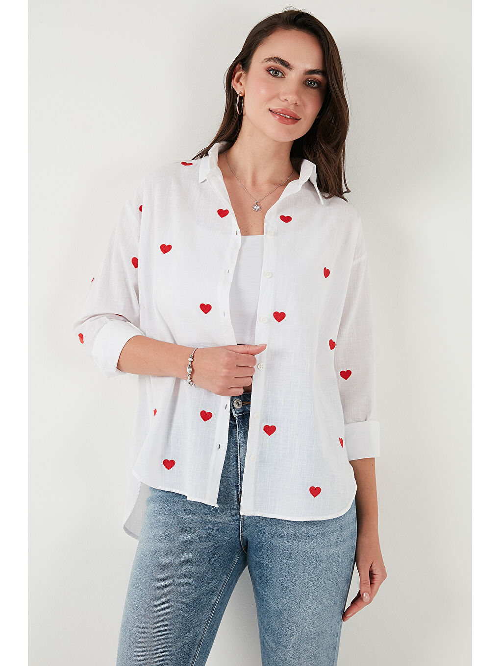 Beyaz Pamuk ve Keten Karışımlı Regular Fit Kalp Baskılı Gömlek 6779932-3