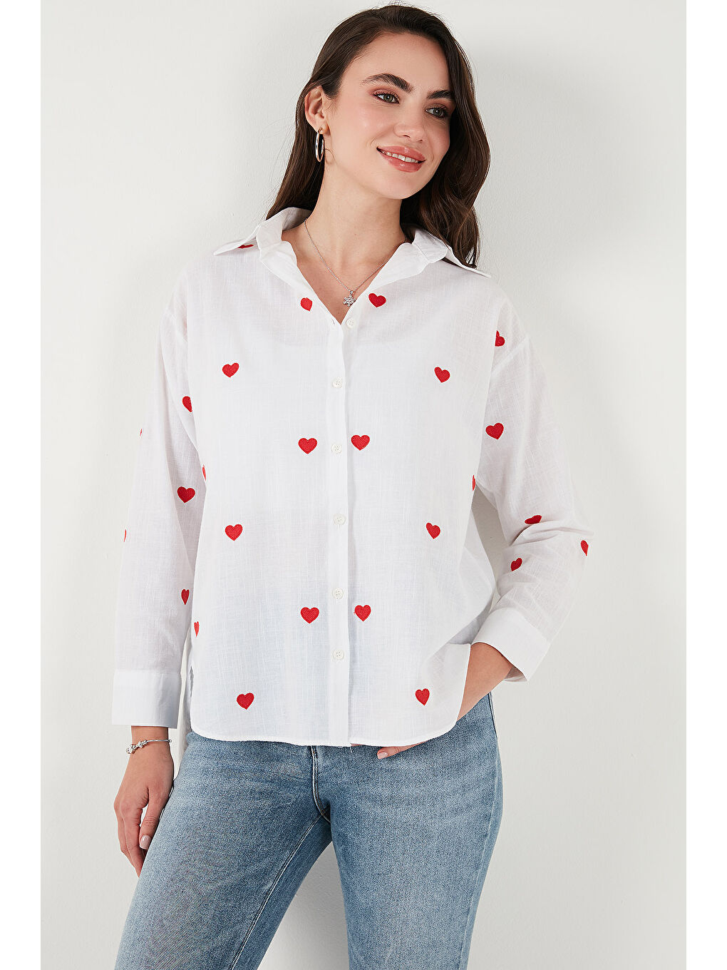 Beyaz Pamuk ve Keten Karışımlı Regular Fit Kalp Baskılı Gömlek 6779932-4