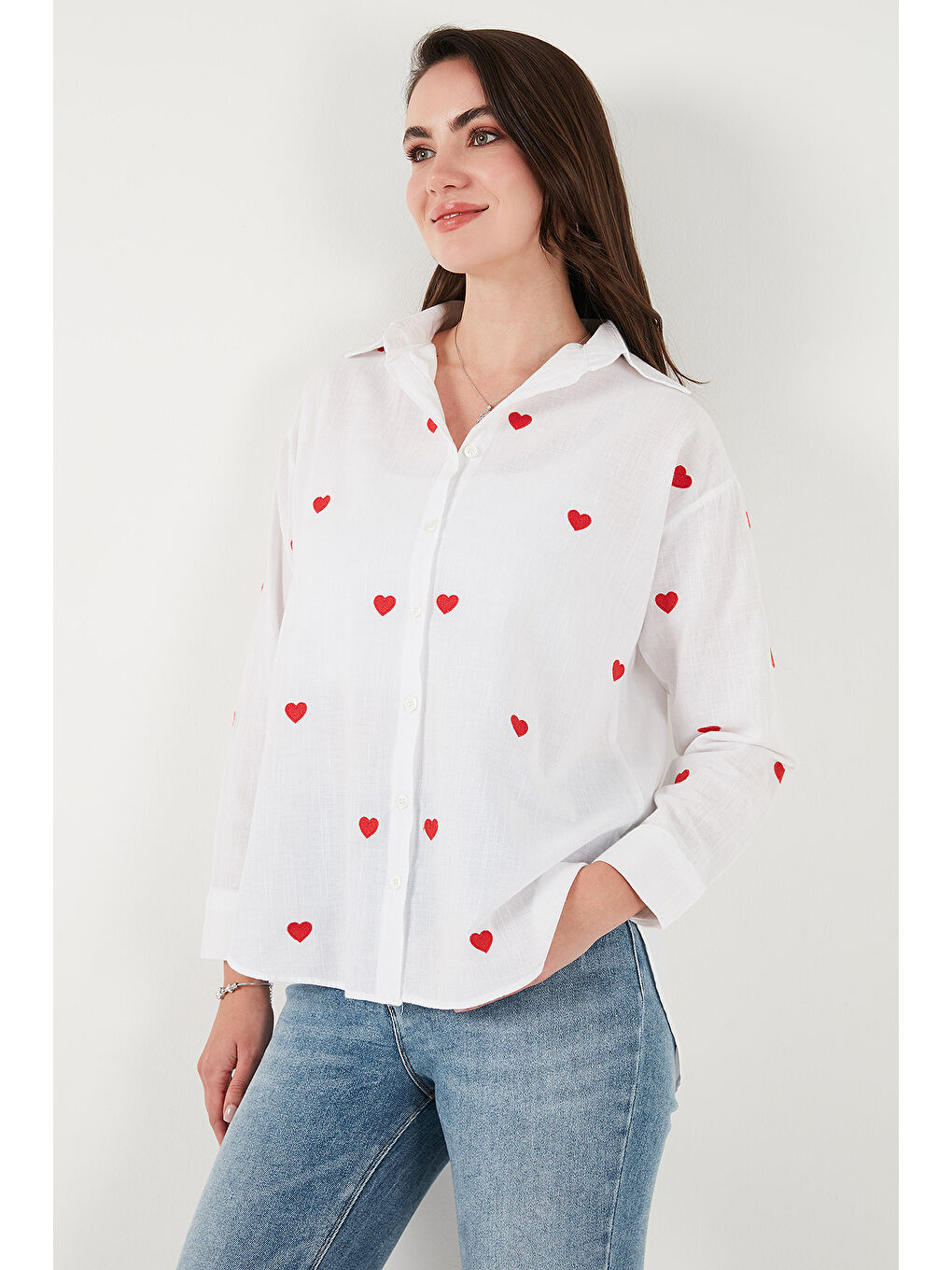 Beyaz Pamuk ve Keten Karışımlı Regular Fit Kalp Baskılı Gömlek 6779932-5