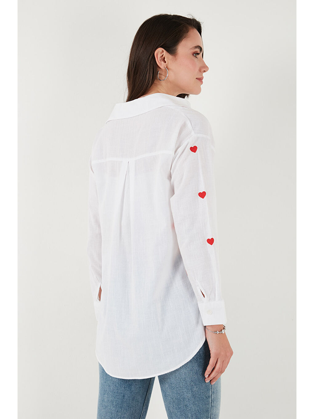 Beyaz Pamuk ve Keten Karışımlı Regular Fit Kalp Baskılı Gömlek 6779932-6