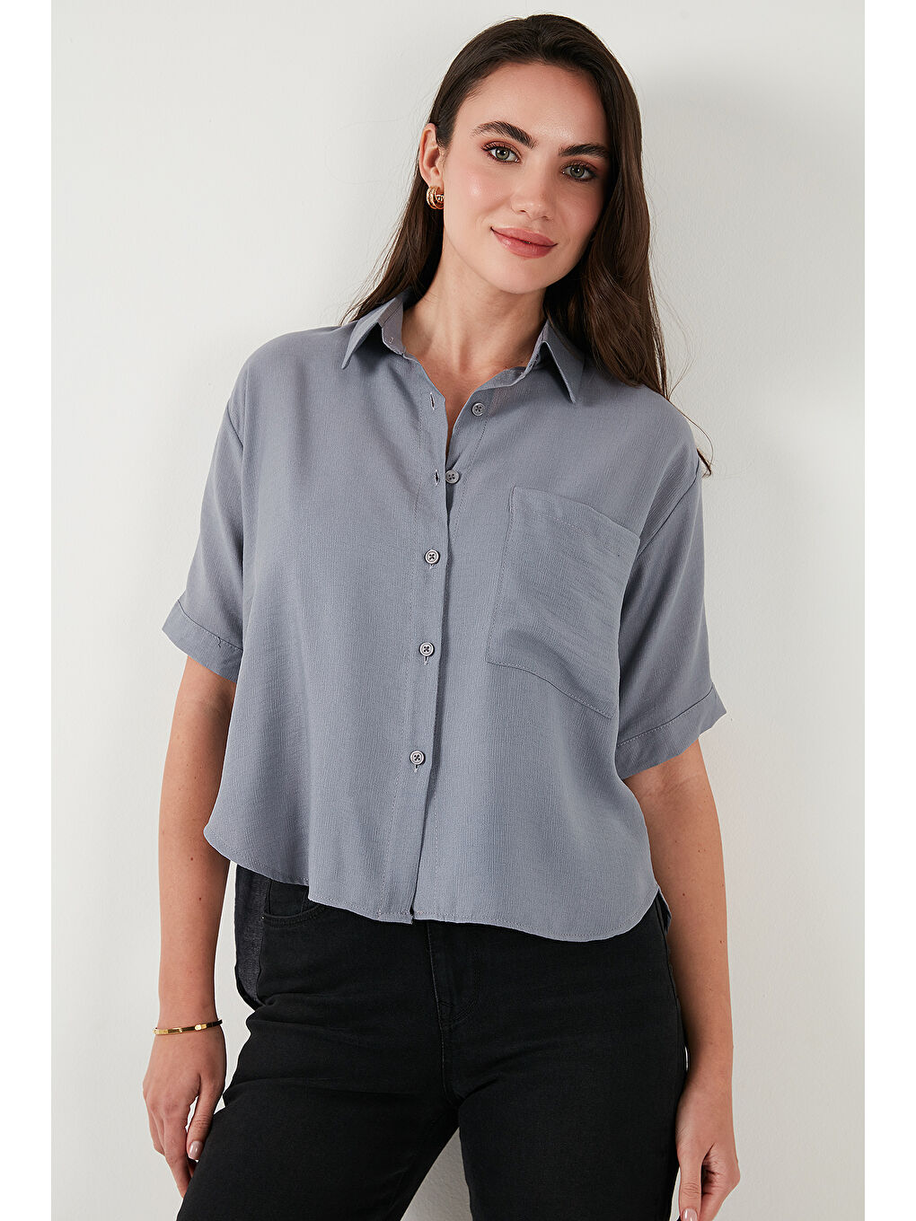 Gri Regular Fit Göğüs Cepli Kısa Kollu Kadın Gömlek 6779324-2