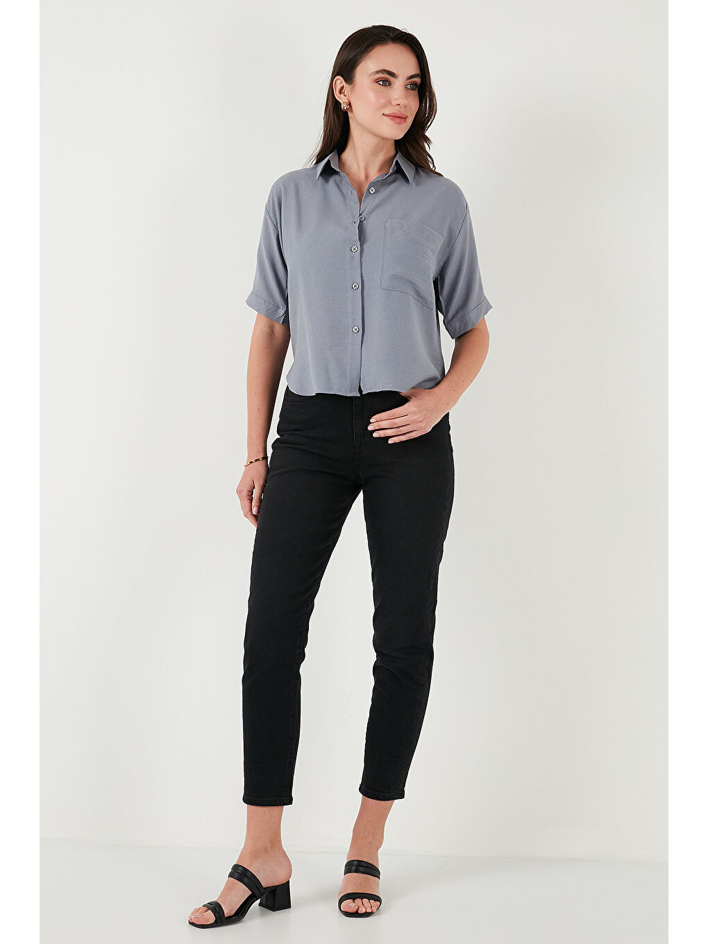 Gri Regular Fit Göğüs Cepli Kısa Kollu Kadın Gömlek 6779324-3