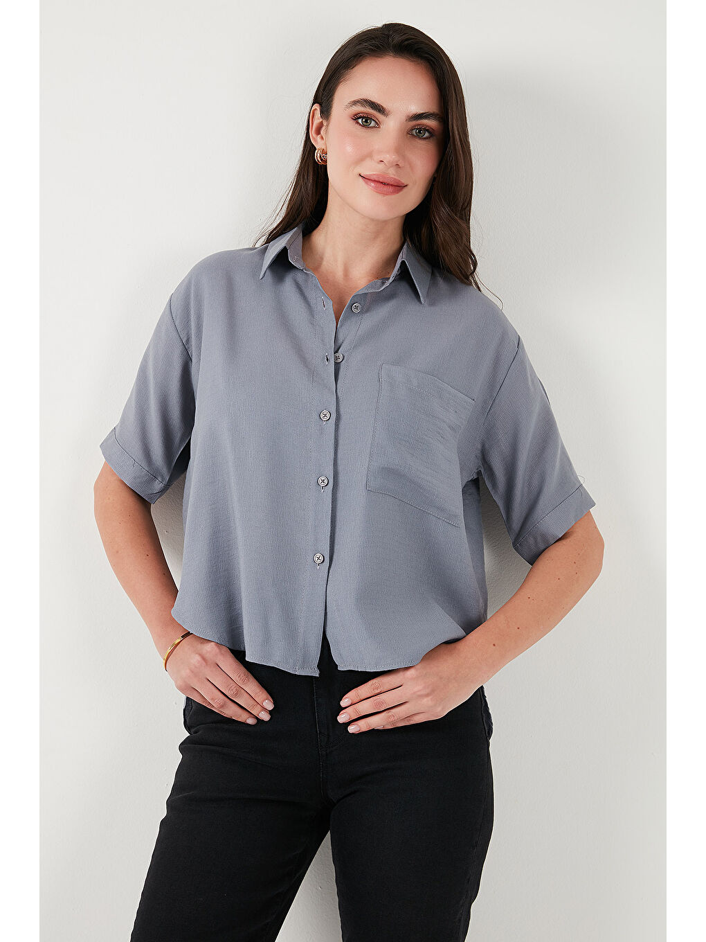 Gri Regular Fit Göğüs Cepli Kısa Kollu Kadın Gömlek 6779324-4
