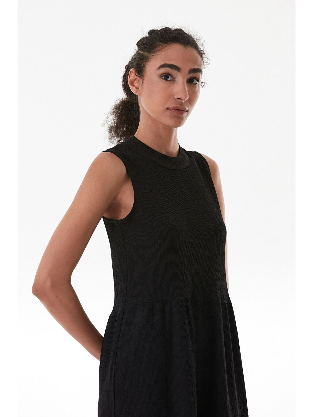 Siyah Bürümcük Kumaş Fermuarlı Elbise-3