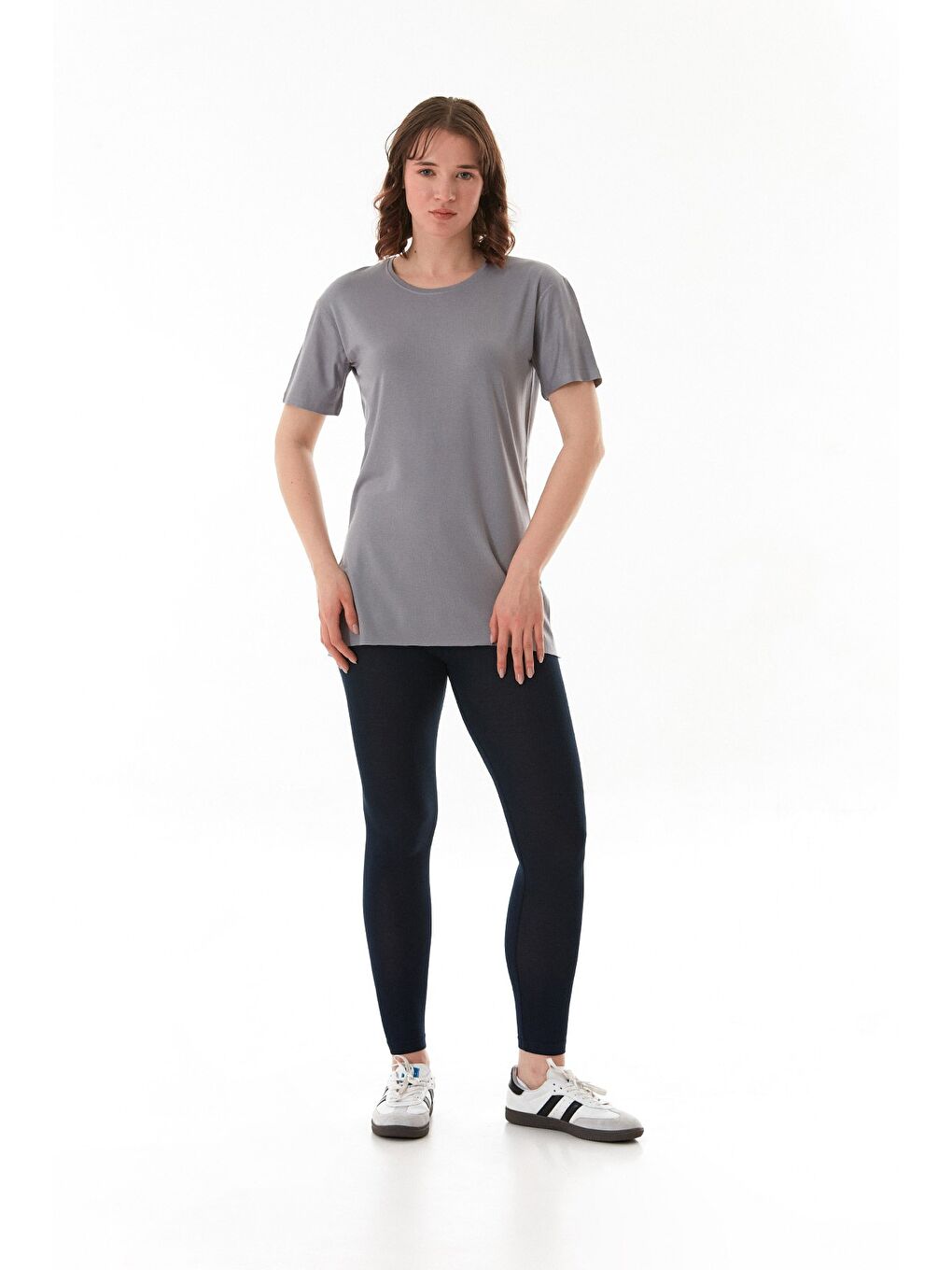 Gri Basic Bisiklet Yaka Yanları Yırtmaçlı Elastanlı Salaş Tişört