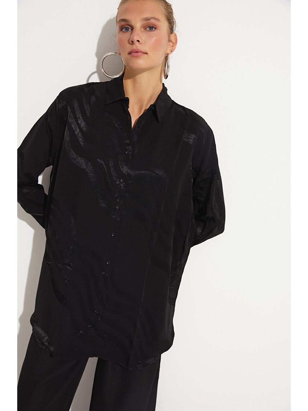 Siyah Kadın Exclusive Boyfriend/Geniş Kalıp %100 Viskoz Kendinden Desenli Gömlek