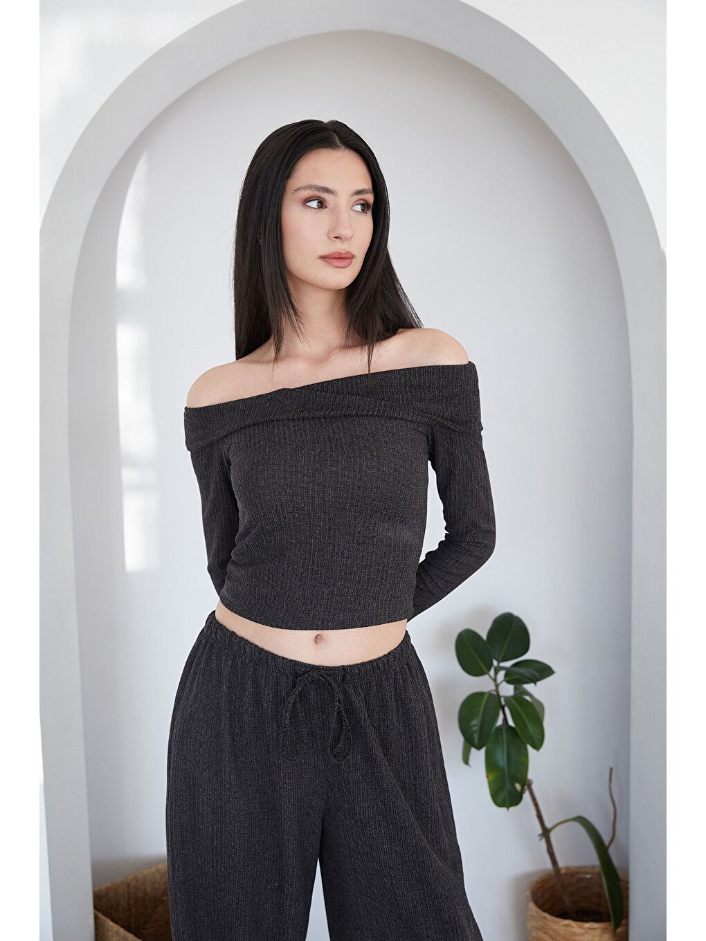 Antrasit Bürümcük Kumaş Madonna Yaka Bluz