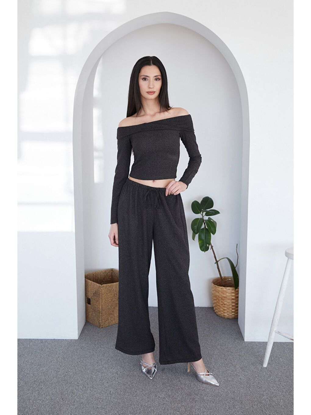 Antrasit Bürümcük Kumaş Madonna Yaka Bluz-1