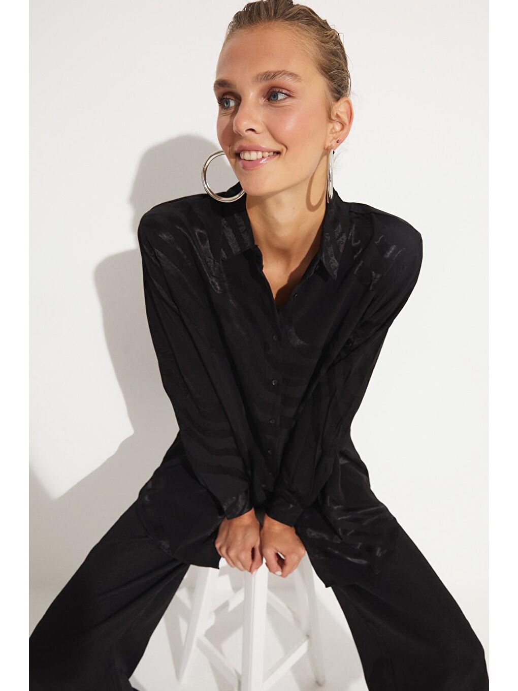 Siyah Kadın Exclusive Boyfriend/Geniş Kalıp %100 Viskoz Kendinden Desenli Gömlek-2