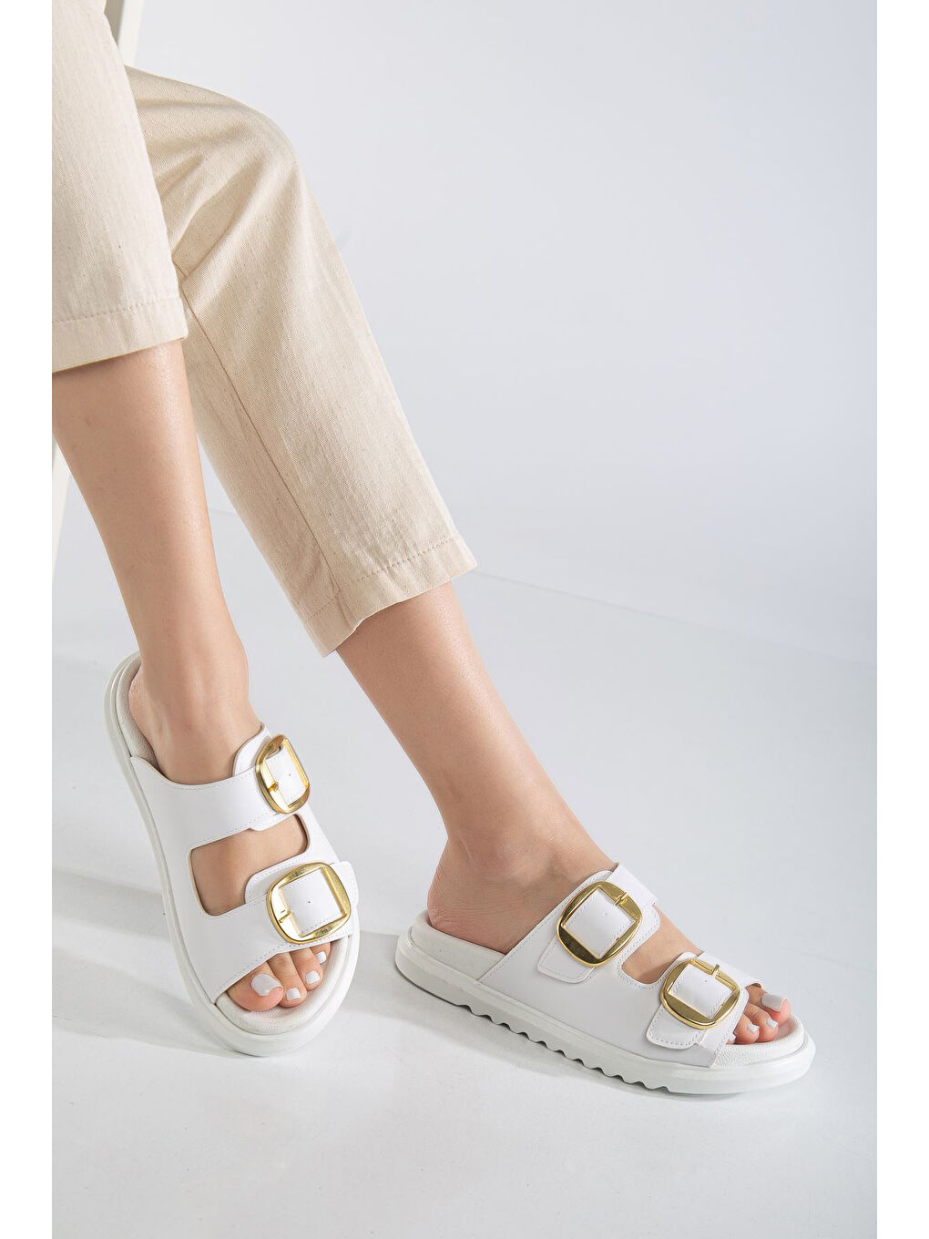 Kadın Beyaz Çift Bantlı Toka Detaylı Terlik-1