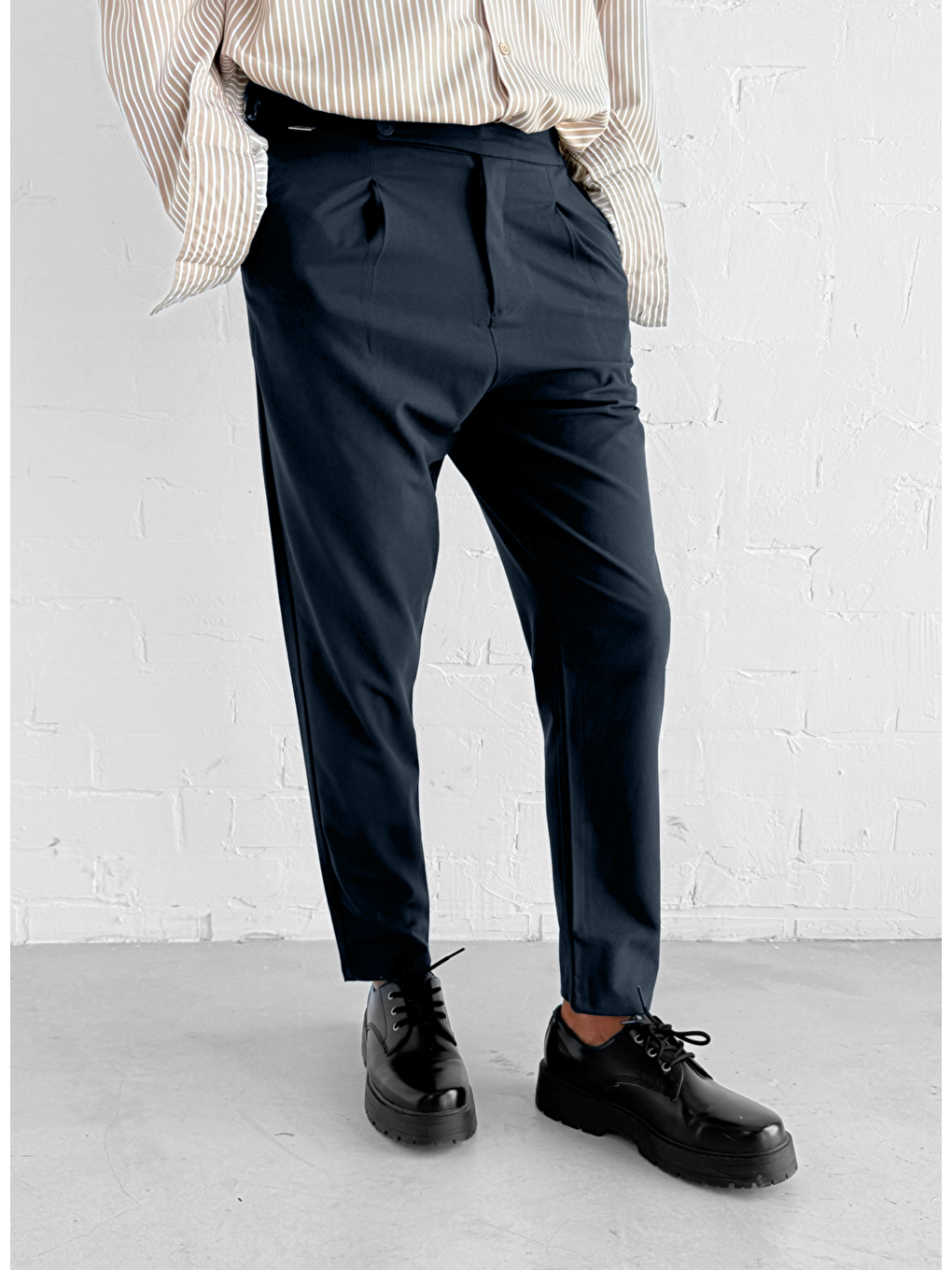 Erkek Ayarlanabilir Tokalı Pileli Kumaş Pantolon Lacivert-1