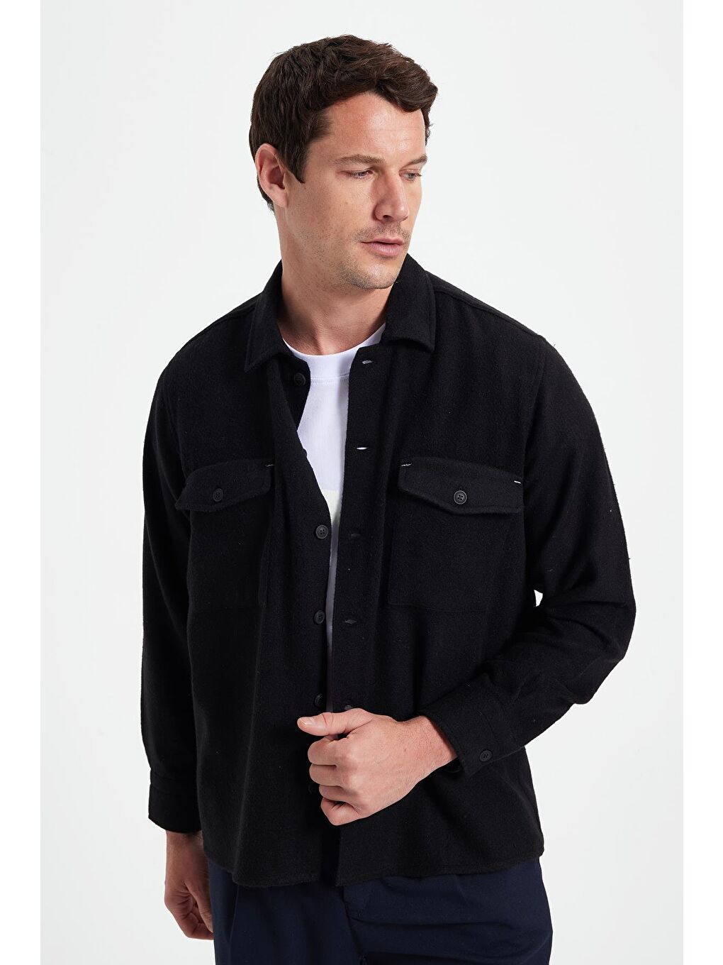 Erkek Regular Fit Rahat Kesim Çift Cep  Kapaklı Çıtçıtlı Siyah Gömlek