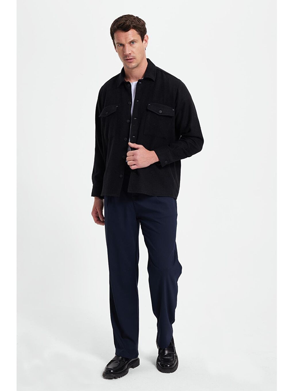 Erkek Regular Fit Rahat Kesim Çift Cep  Kapaklı Çıtçıtlı Siyah Gömlek-1