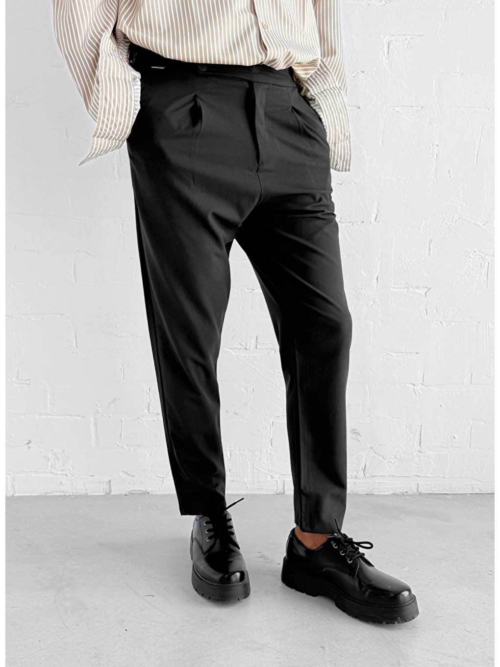 Erkek Ayarlanabilir Tokalı Pileli Kumaş Pantolon Siyah-1