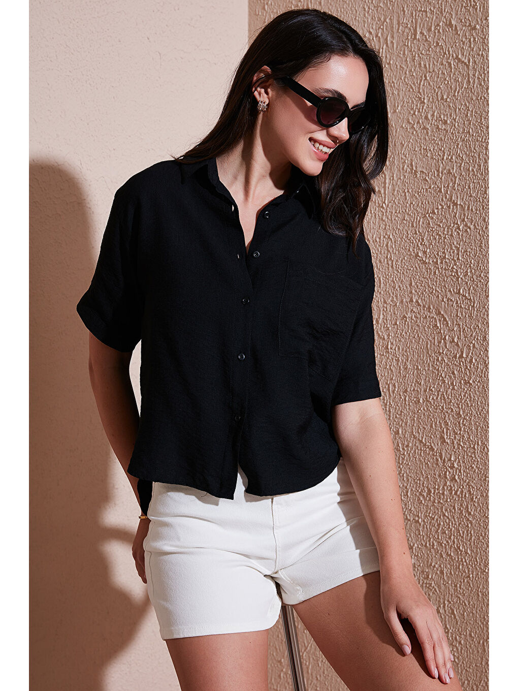 Siyah Regular Fit Göğüs Cepli Kısa Kollu Kadın Gömlek 6779324