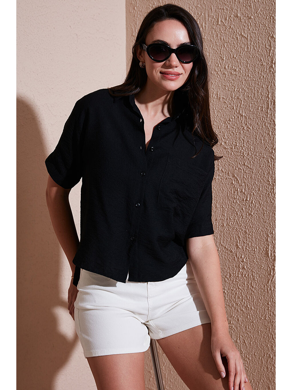 Siyah Regular Fit Göğüs Cepli Kısa Kollu Kadın Gömlek 6779324-1